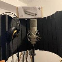 WeissKlang Mikrofon mit Kopfhörern im Studio