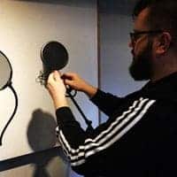 Musiker beim Einstellen eines Popfilters