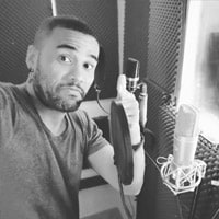 Musiker mit einem WeissKlang Mikrofon im Studio