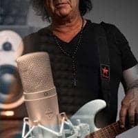 Gitarrist mit einem WeissKlang Mikrofon