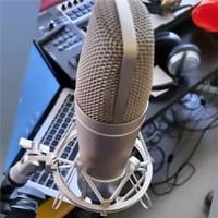 WeissKlang Mikrofon neben einem Laptop im Studio