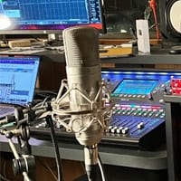 WeissKlang Mikrofon vor einer digitalen Studiokonsole