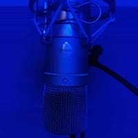 Blau beleuchtetes WeissKlang Mikrofon im Studio