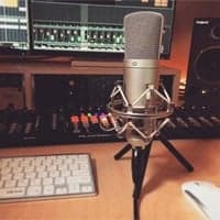 WeissKlang Mikrofon vor einem Studiomischpult