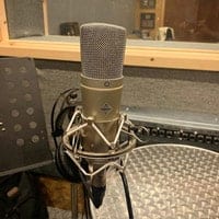 WeissKlang Mikrofon im Regieraum eines Tonstudios