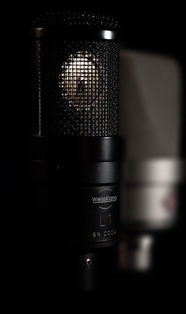 WeissKlang L1 beside a blurred comparison microphone