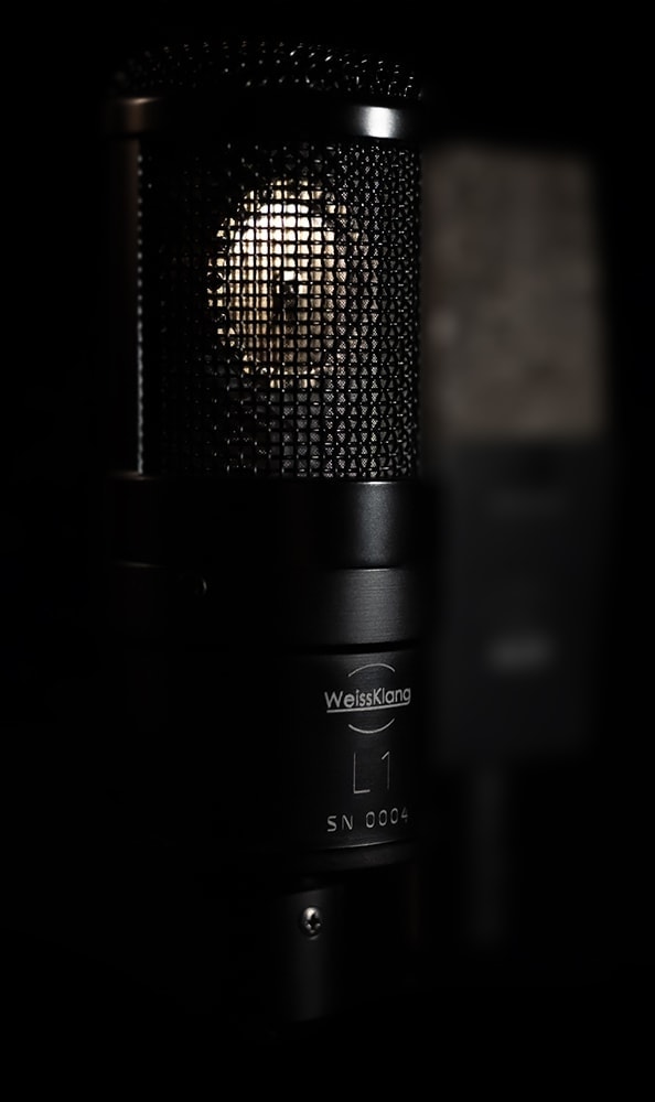 WeissKlang L1 beside a blurred comparison microphone