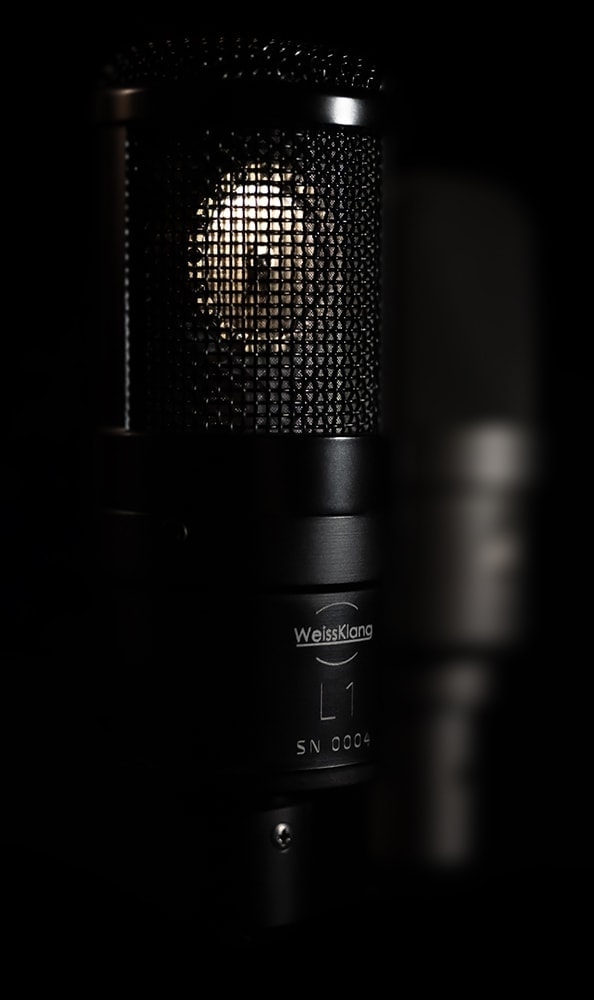 WeissKlang L1 beside a blurred comparison microphone