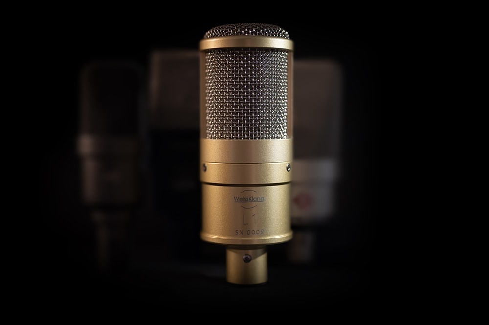WeissKlang L1 in front of three blurred comparison microphones