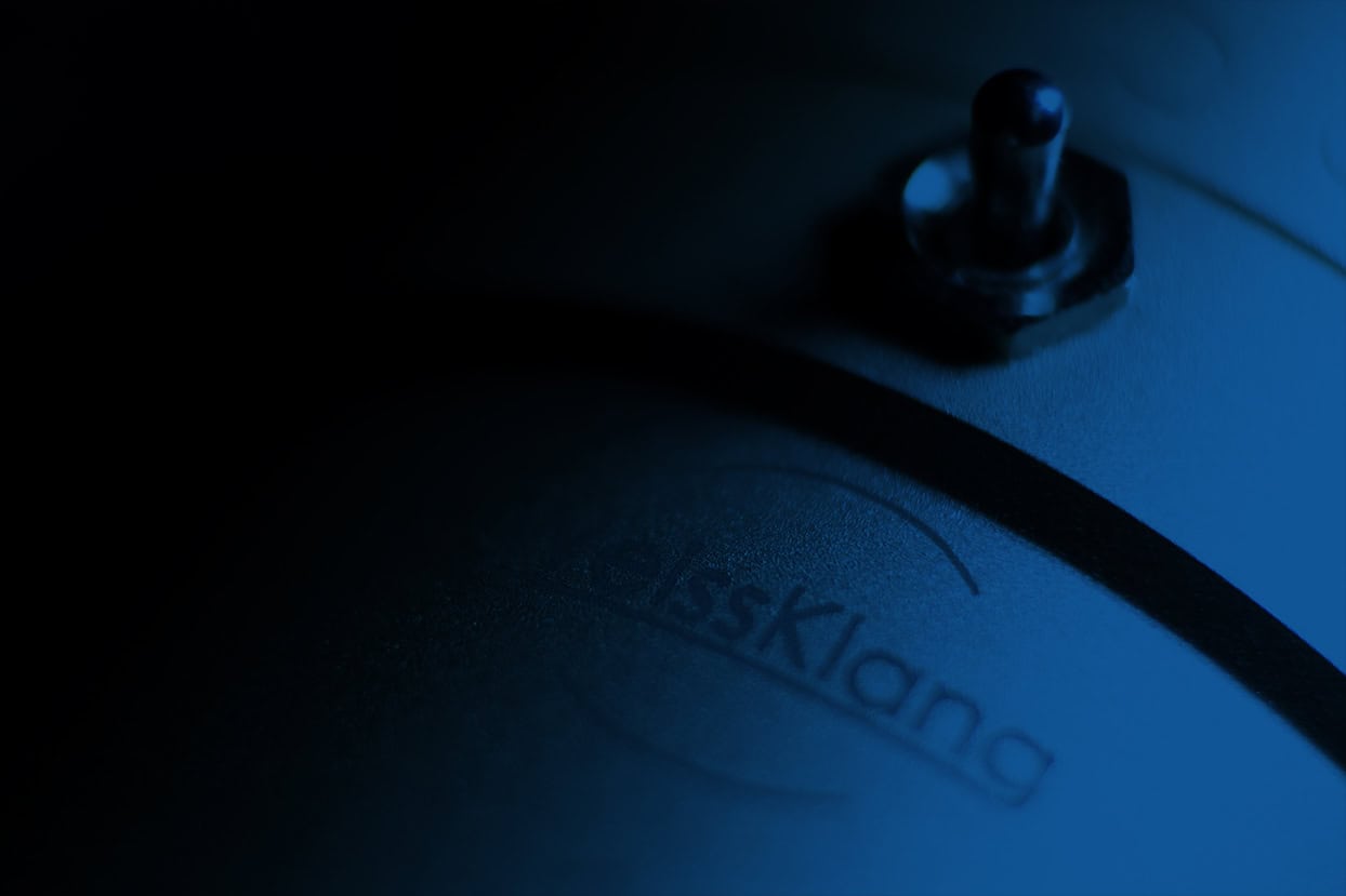 Mikrofonkapsel des WeissKlang L1 Plus in blauem Licht