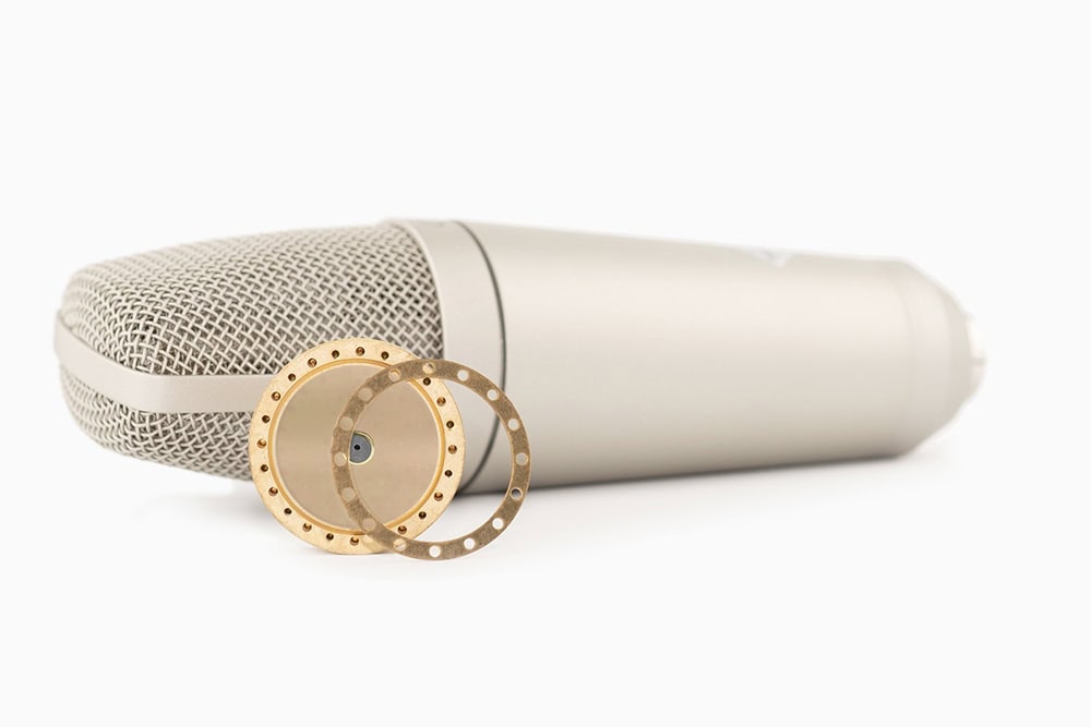 Gold-coated WMK-13 microphone capsule in front of the WeissKlang V13